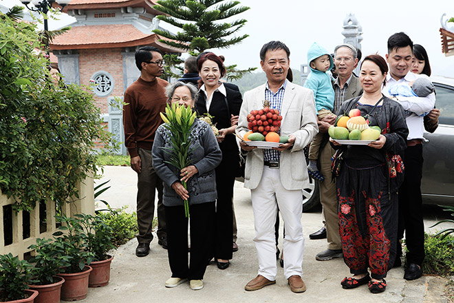Đốt thẻ ATM, iPhone… cho tổ tiên dịp Tết thanh minh
